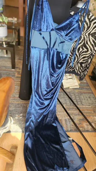 Vestido largo de terciopelo azul elegante - miniatura 3