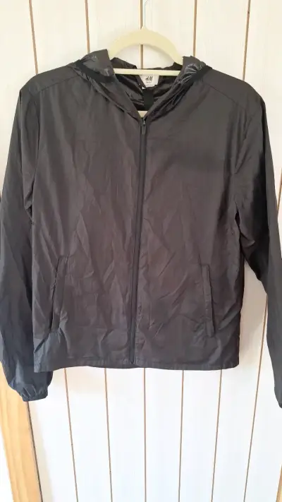Chaqueta cortaviento negra H&M con capucha - miniatura 1