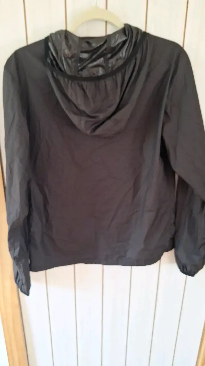 Chaqueta cortaviento negra H&M con capucha - 2