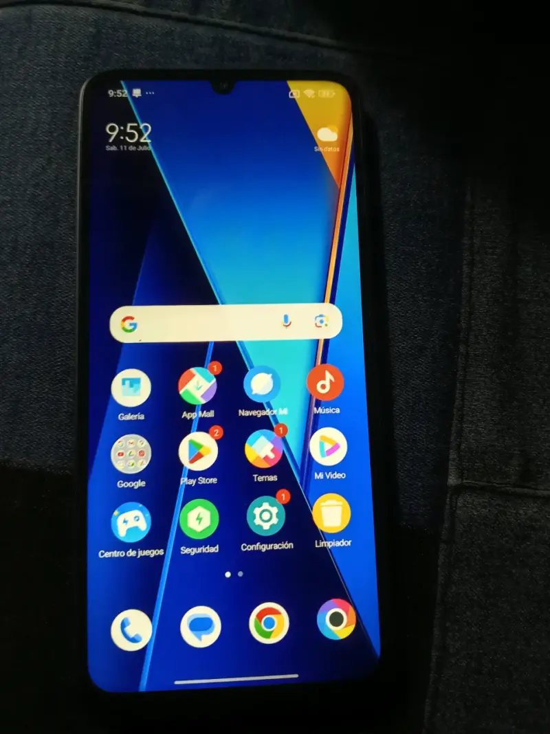 Smartphone Xiaomi con pantalla grande y HyperOS - 2