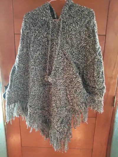 Poncho de lana tejido con flecos - miniatura 1