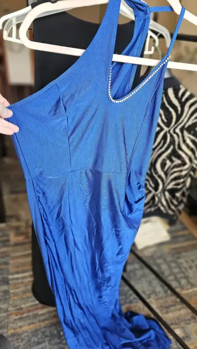 Vestido largo azul con detalles brillantes - miniatura 1