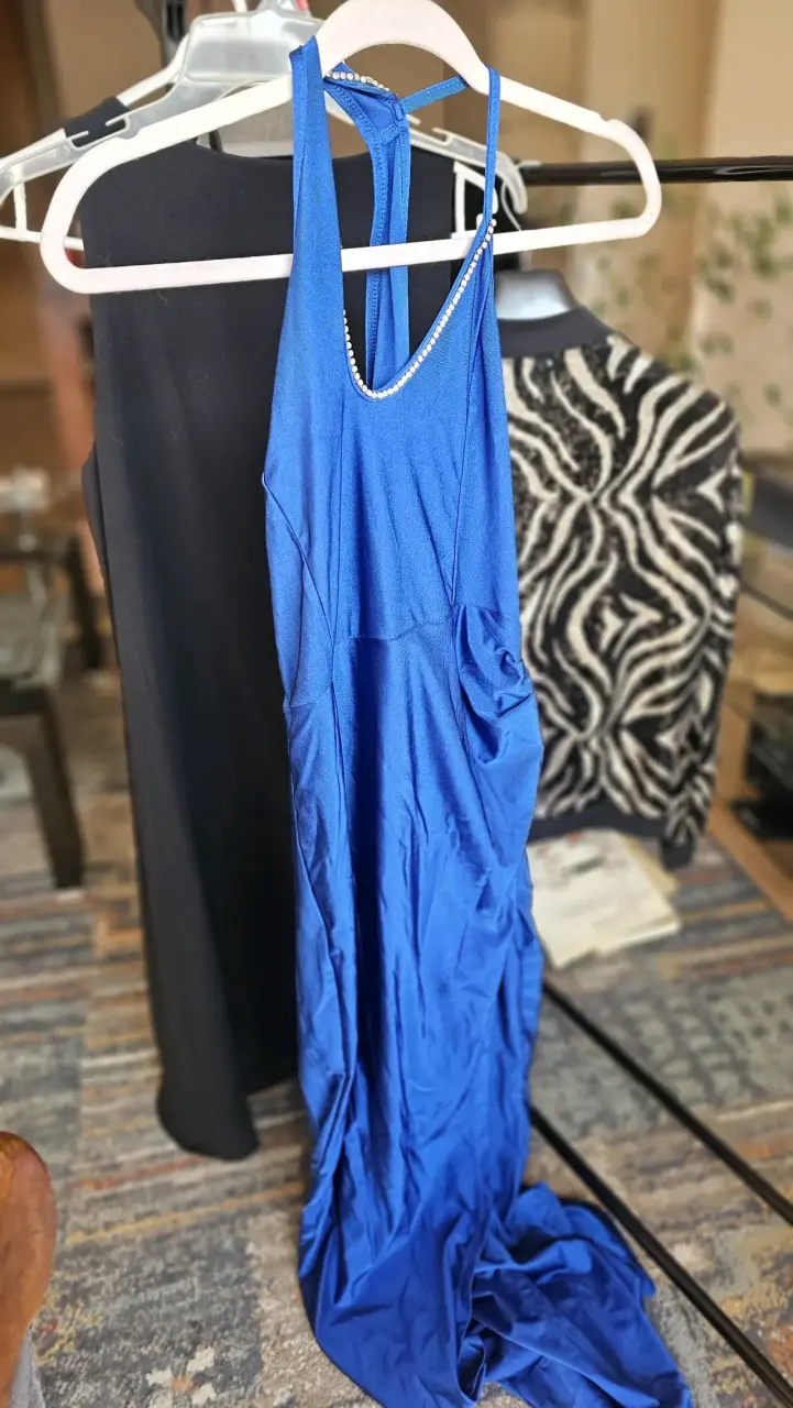 Vestido largo azul con detalles brillantes - 2