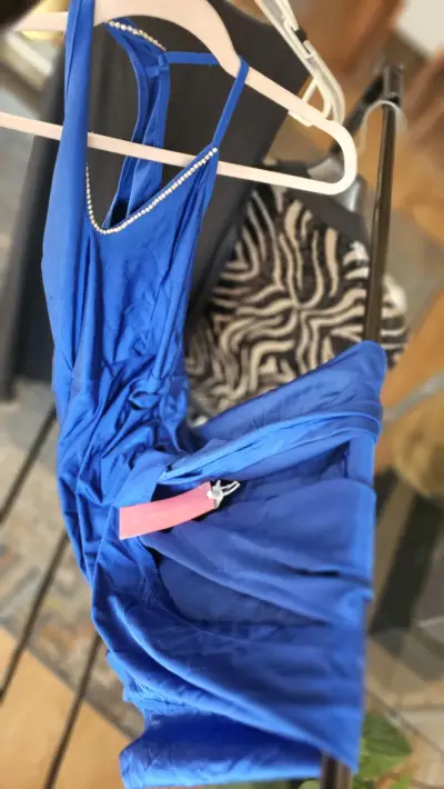 Vestido largo azul con detalles brillantes - miniatura 3