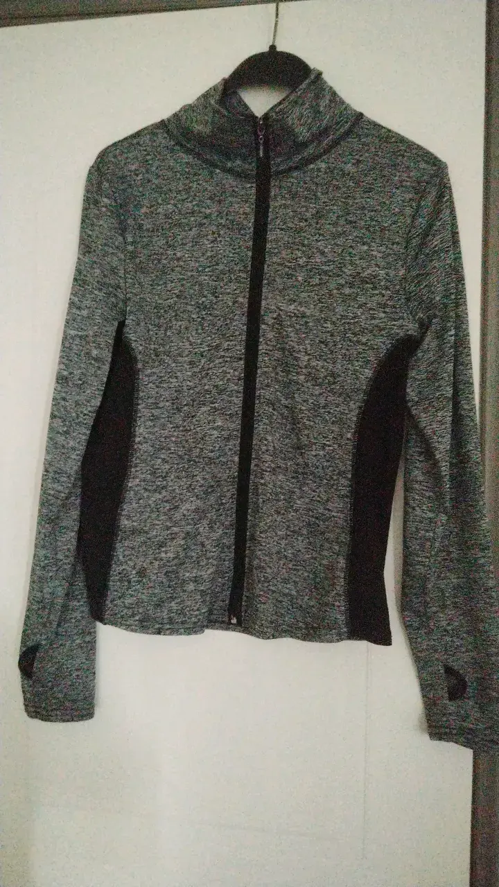 Chaqueta deportiva gris con cierre
