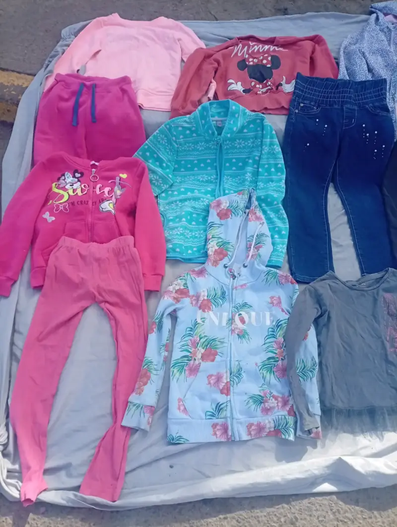 Hola vendo ropa de niña en buen estado 15 prendas - 3