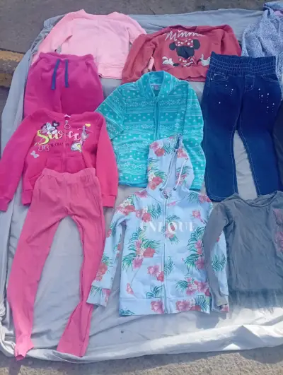 Hola vendo ropa de niña en buen estado 15 prendas - miniatura 3