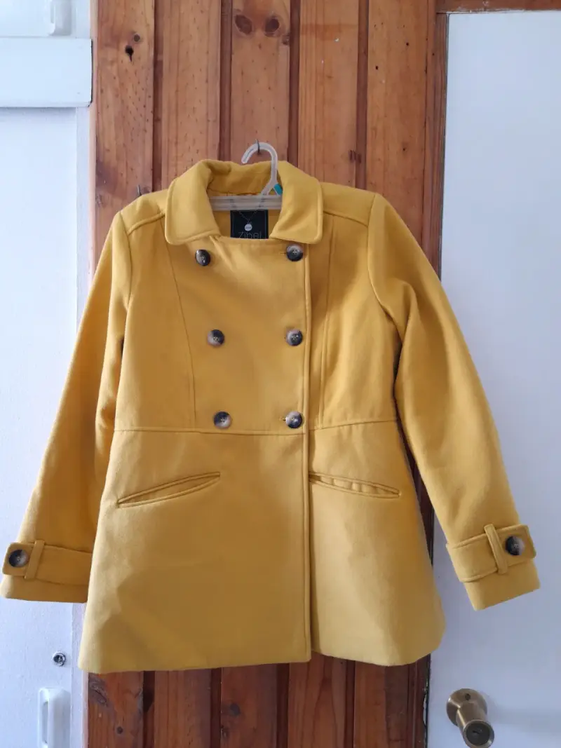 Abrigo color mostaza para mujer