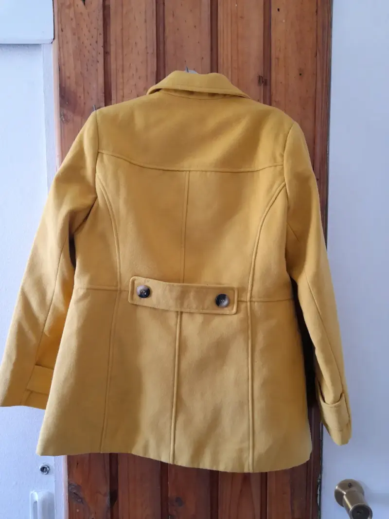 Abrigo color mostaza para mujer - 2