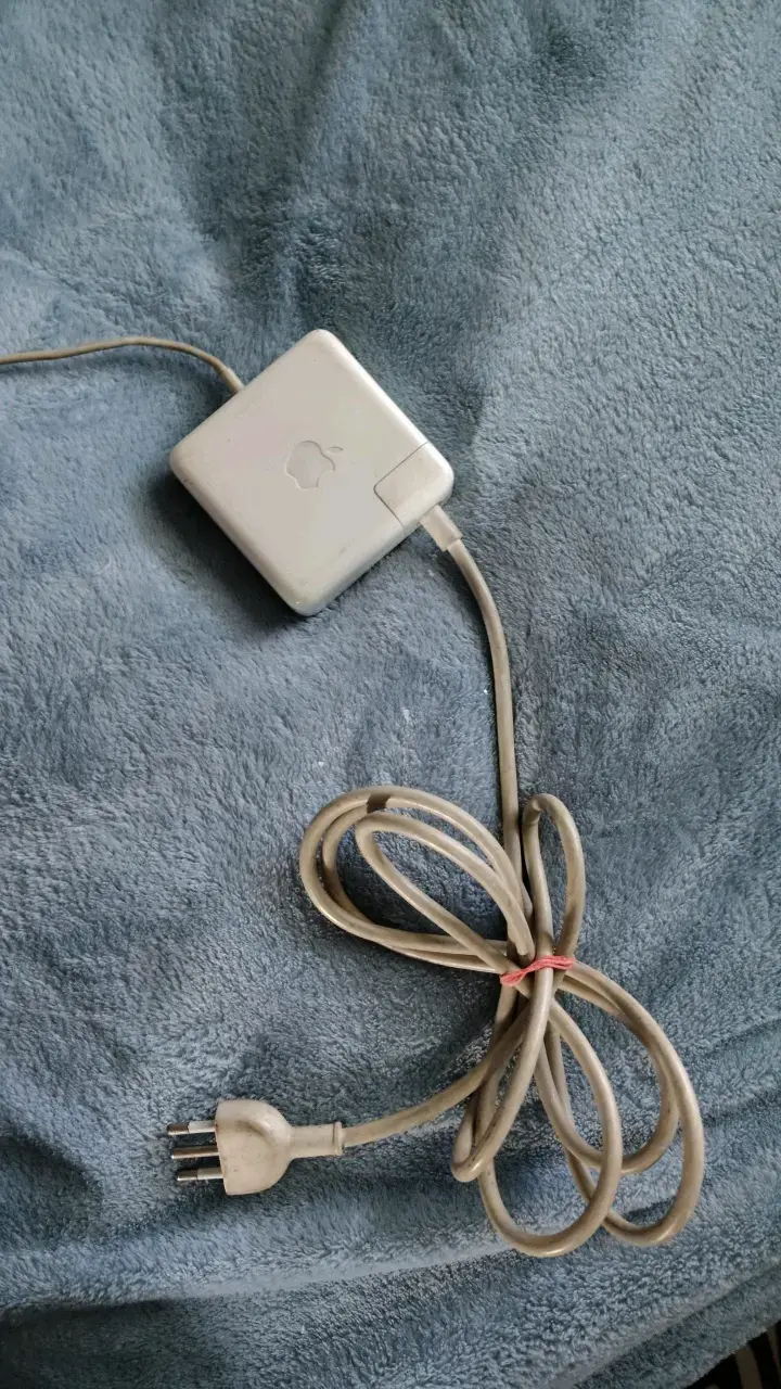 Cargador Apple MagSafe 85W para MacBook - 1