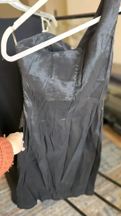 Vestido negro elegante para fiesta - miniatura 3
