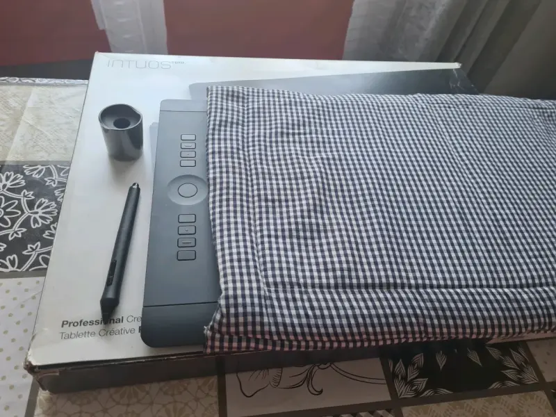 Tableta gráfica Wacom Intuos Pro L con lápiz - 1