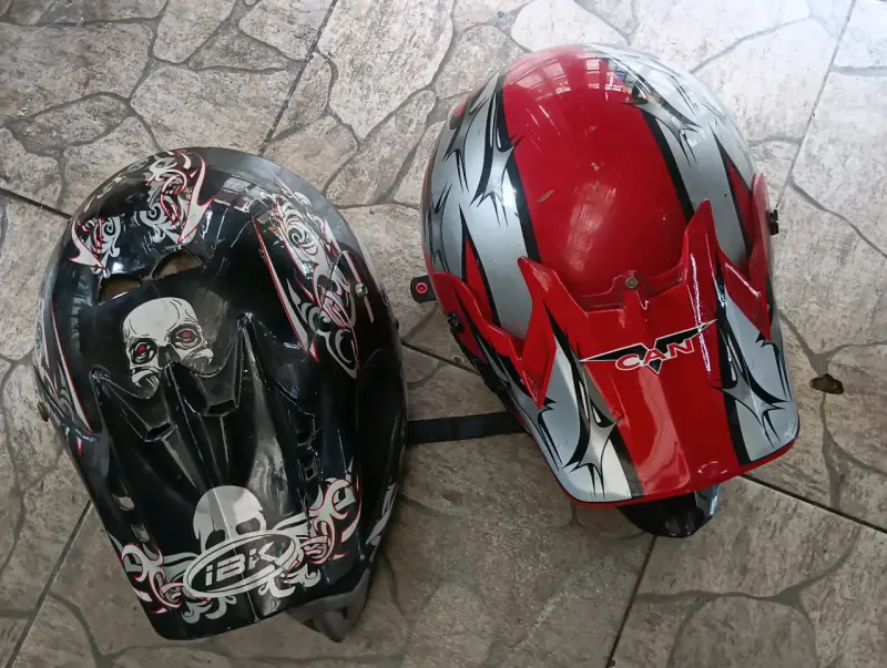Cascos de moto IBK y CAN con diseño gráfico - 1