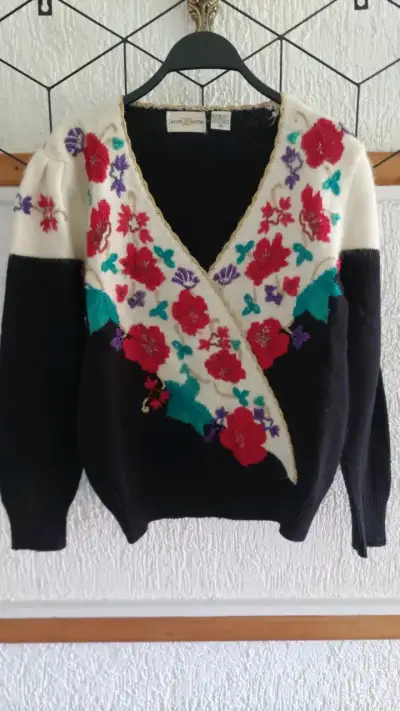 Suéter Jaclyn Smith con bordado floral - miniatura 1