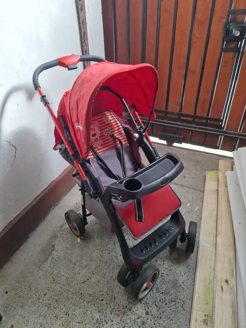 Coche de bebé rojo con portabebés - 1