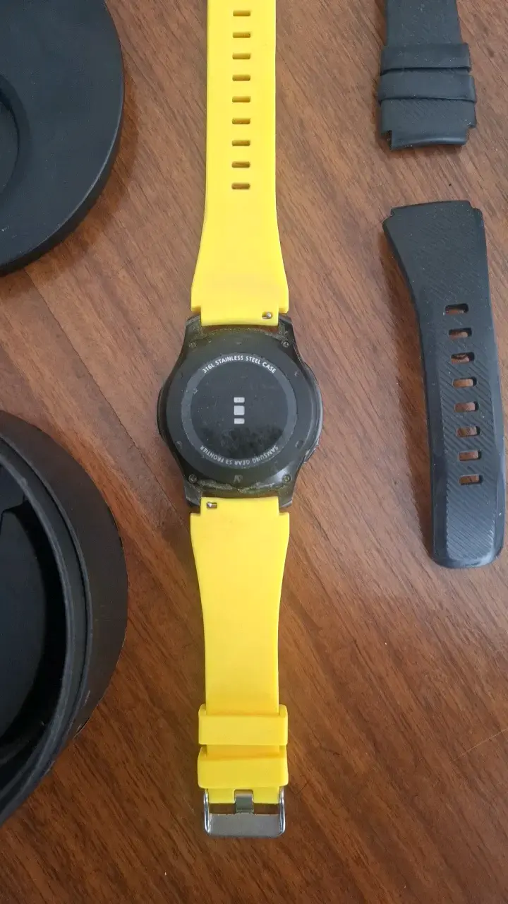 Reloj inteligente Samsung Gear S3 Frontier con correa amarilla - 4