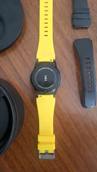 Reloj inteligente Samsung Gear S3 Frontier con correa amarilla - miniatura 4