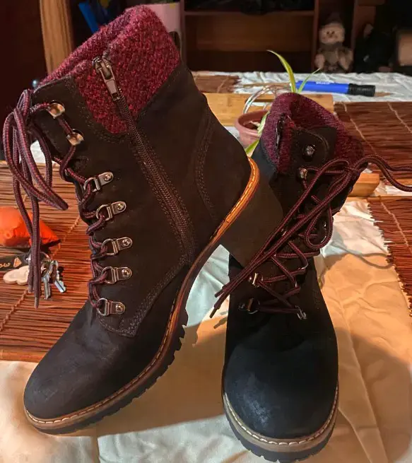 Botas de invierno negras con forro burdeos - 1