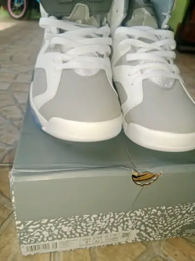 Zapatillas deportivas Air Jordan grises y blancas - miniatura 2