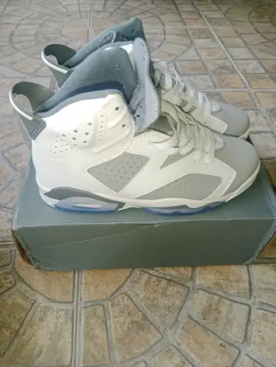 Zapatillas deportivas Air Jordan grises y blancas - miniatura 3