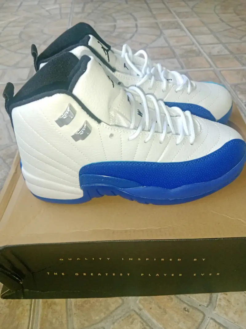 Zapatillas deportivas Air Jordan 12 Retro blancas y azules