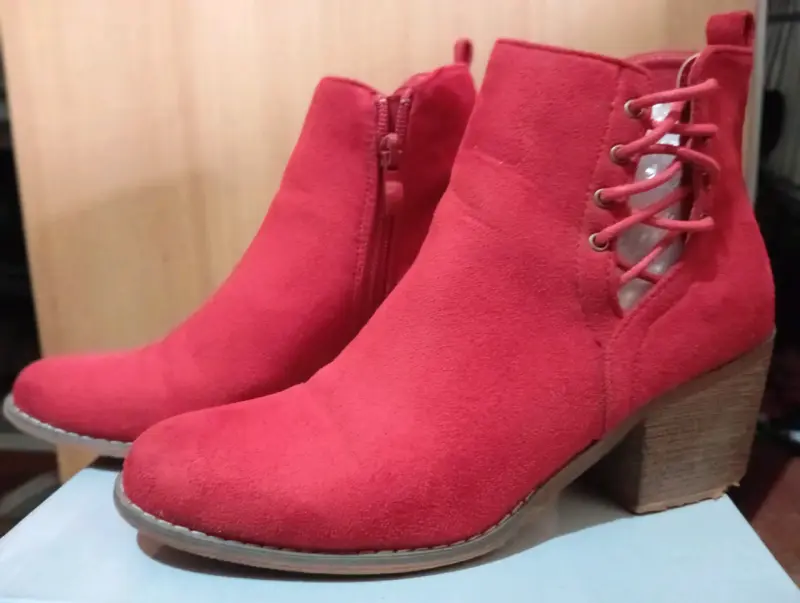 Botines rojos de gamuza con tacón
