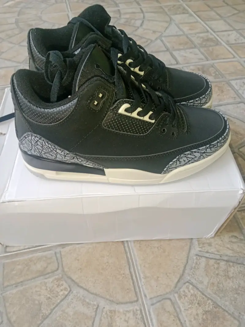 Zapatillas deportivas negras con diseño exclusivo - 1