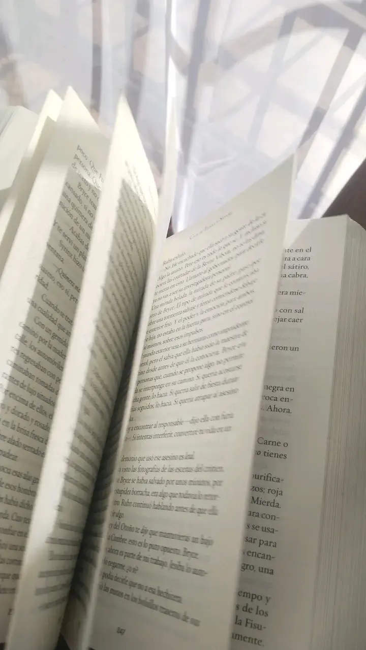 Libro 'Ciudad Medialuna' de Sarah J. Maas - 6