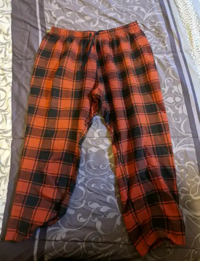 Pantalones de pijama a cuadros rojos y negros - miniatura 1
