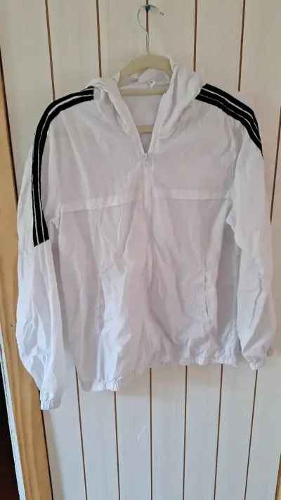 Chaqueta cortaviento blanca con capucha - miniatura 1