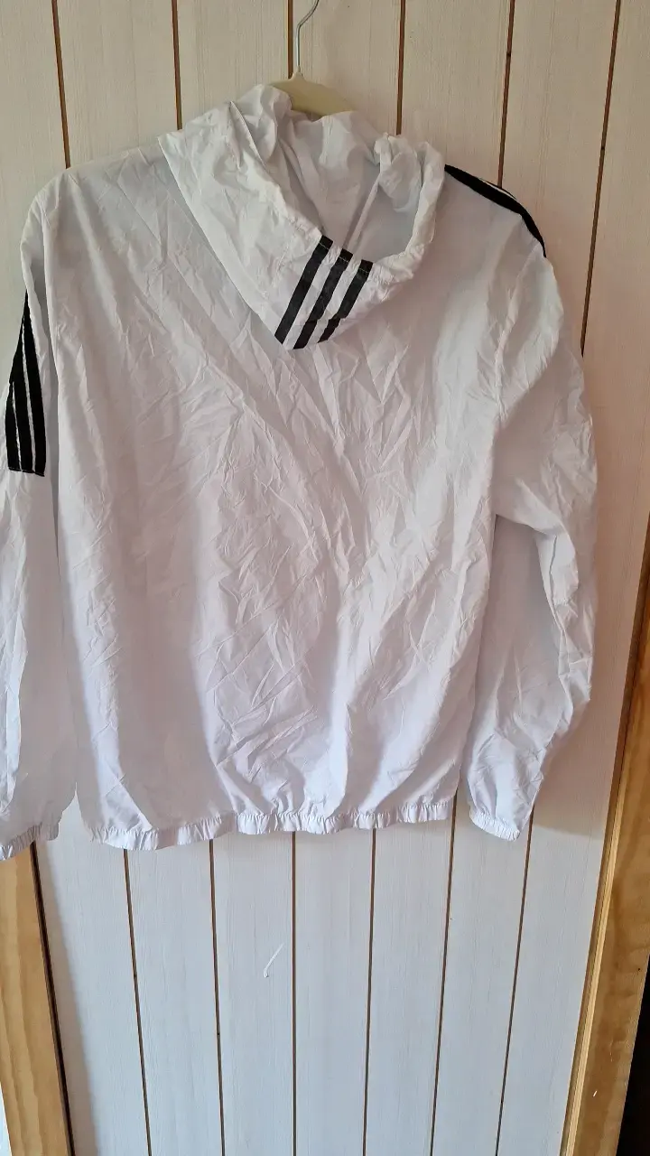 Chaqueta cortaviento blanca con capucha - 2