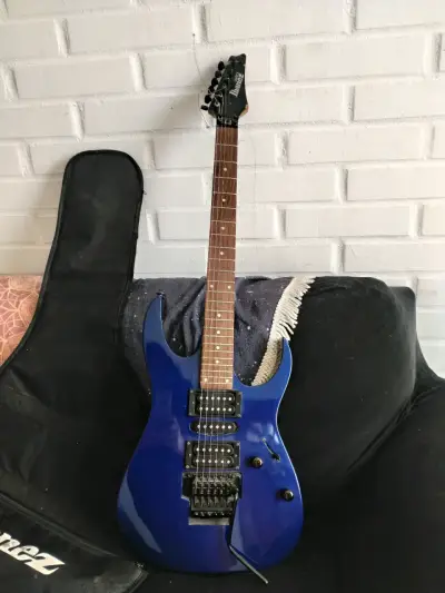 Guitarra eléctrica Ibanez azul con funda - miniatura 1