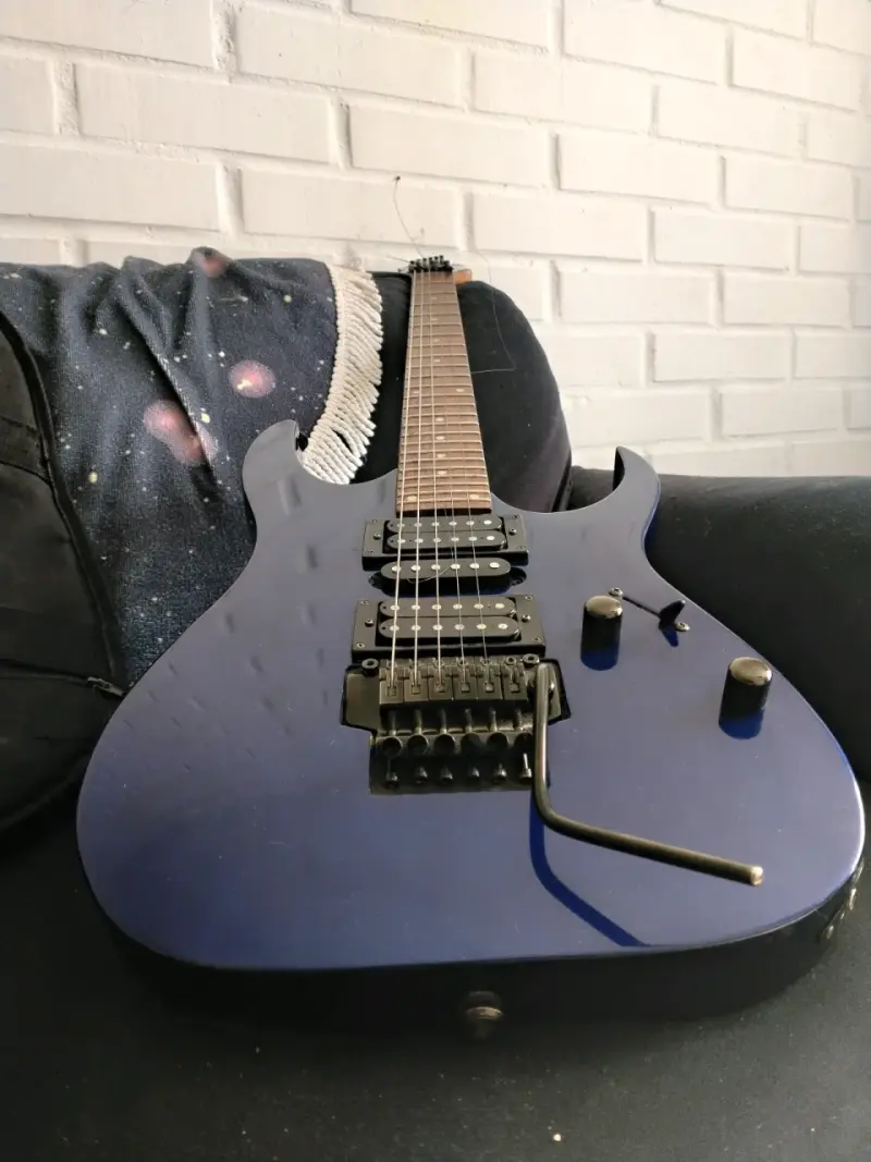 Guitarra eléctrica Ibanez azul con funda - 2