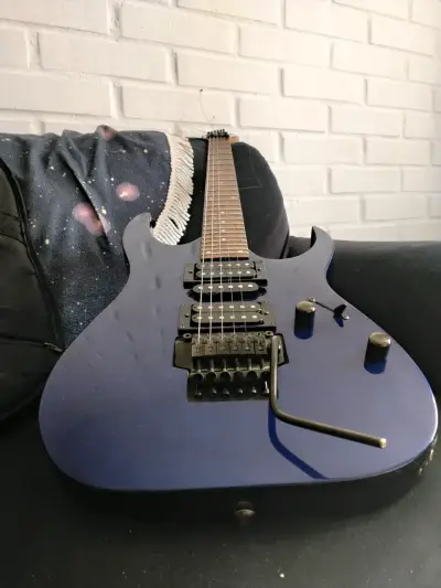 Guitarra eléctrica Ibanez azul con funda - miniatura 2