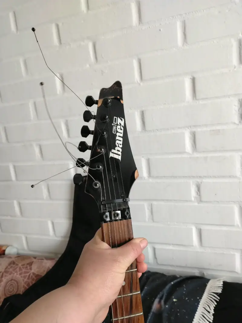 Guitarra eléctrica Ibanez azul con funda - 3