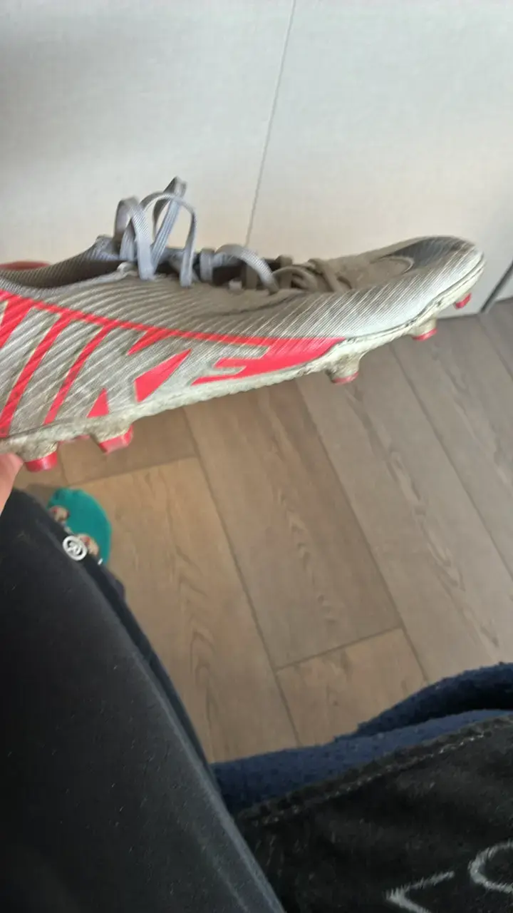 Botines de fútbol Nike grises y rojos - 1