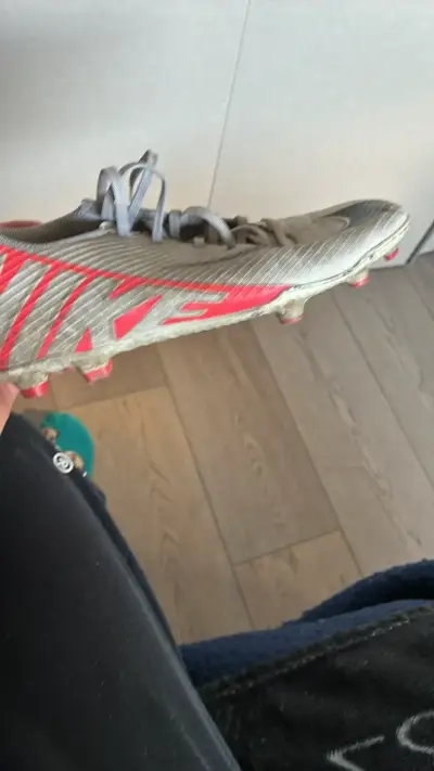Botines de fútbol Nike grises y rojos - miniatura 1
