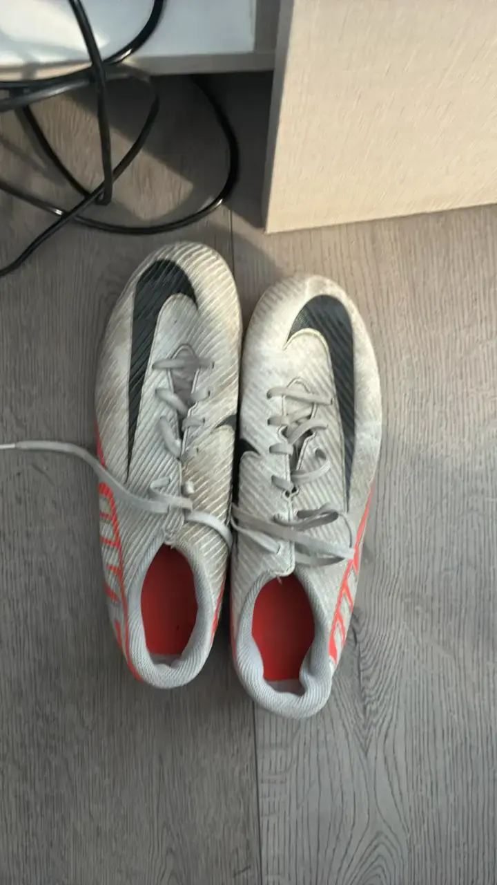 Botines de fútbol Nike grises y rojos - 2