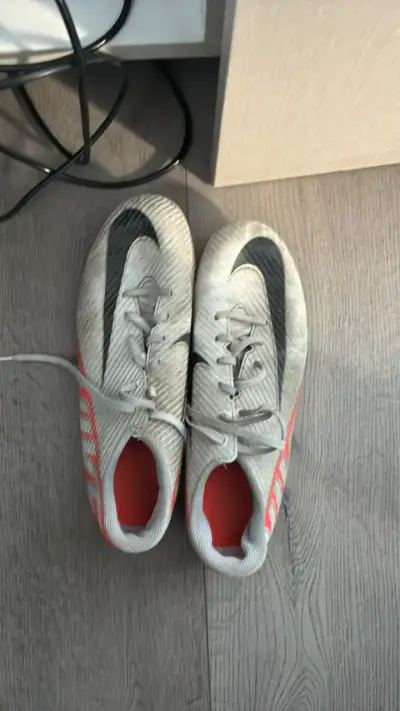 Botines de fútbol Nike grises y rojos - miniatura 2