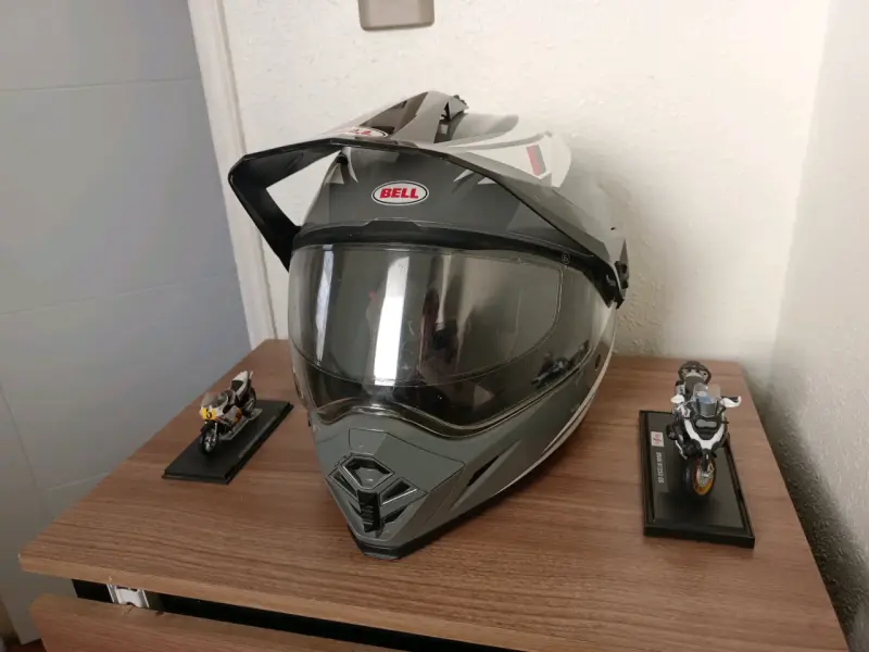 Casco de moto Bell gris con visor