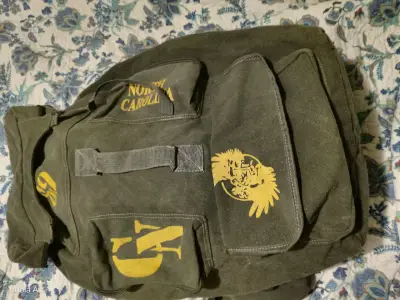 Mochila verde estilo militar con diseño North Carolina - miniatura 1