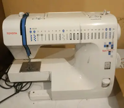 Máquina de Coser Toyota Quiltmaster con Puntadas Variadas - miniatura 2