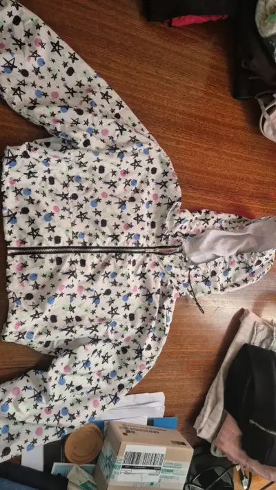 Chaqueta con capucha estampada para niña - miniatura 2