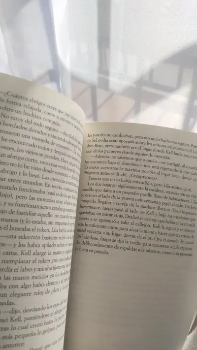 Libro Una Magia Más Oscura de V.E. Schwab - miniatura 2