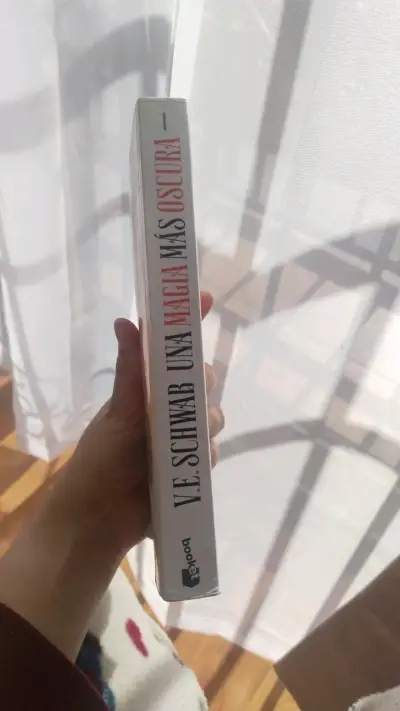 Libro Una Magia Más Oscura de V.E. Schwab - miniatura 4
