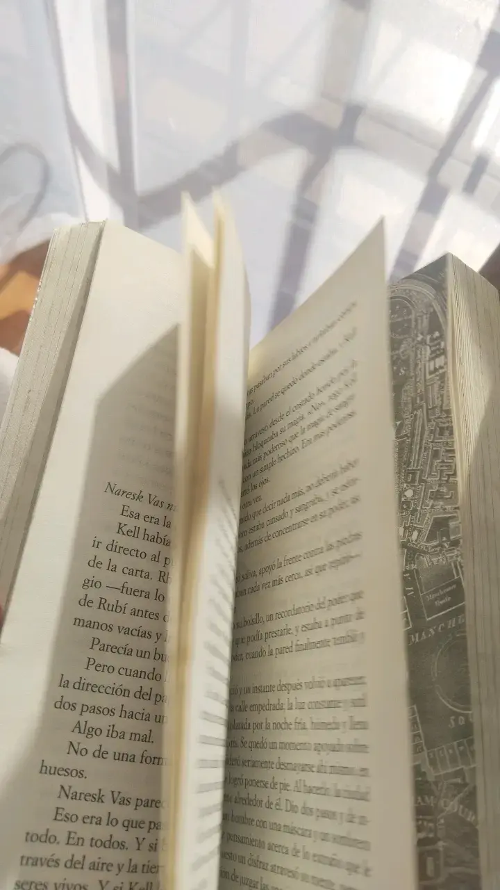 Libro Una Magia Más Oscura de V.E. Schwab - 6