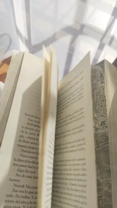 Libro Una Magia Más Oscura de V.E. Schwab - miniatura 6