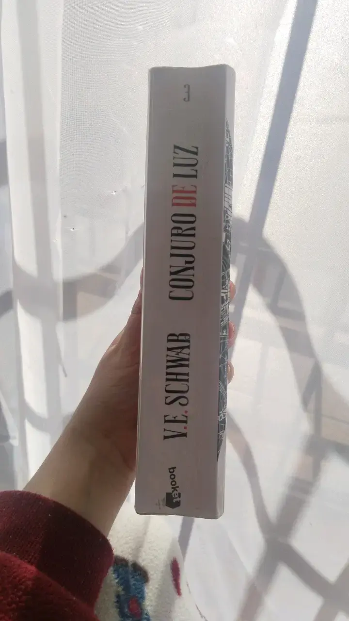 Libro Conjuro de Luz de V.E. Schwab - 4