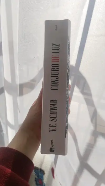 Libro Conjuro de Luz de V.E. Schwab - miniatura 4