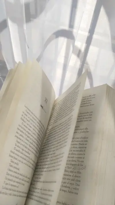 Libro Conjuro de Luz de V.E. Schwab - miniatura 6